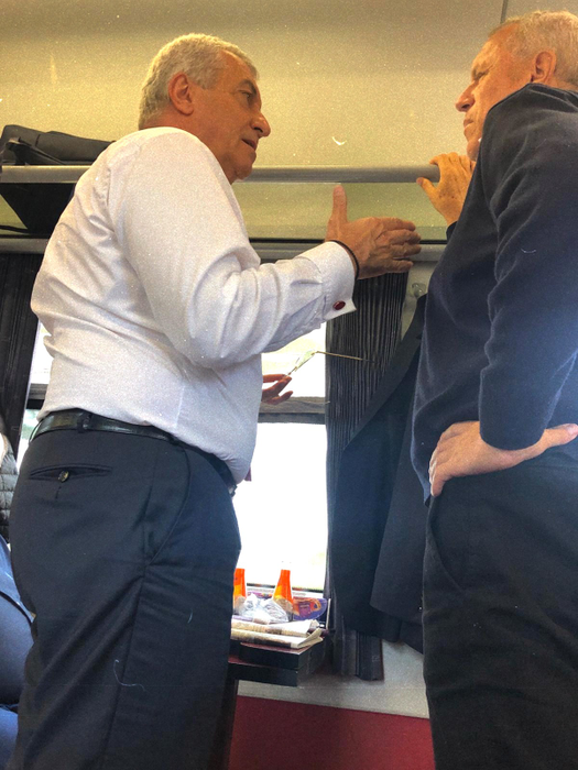 Călin Popescu Tăriceanu, surprins în trenul spre Braşov, la discuţii cu călătorii