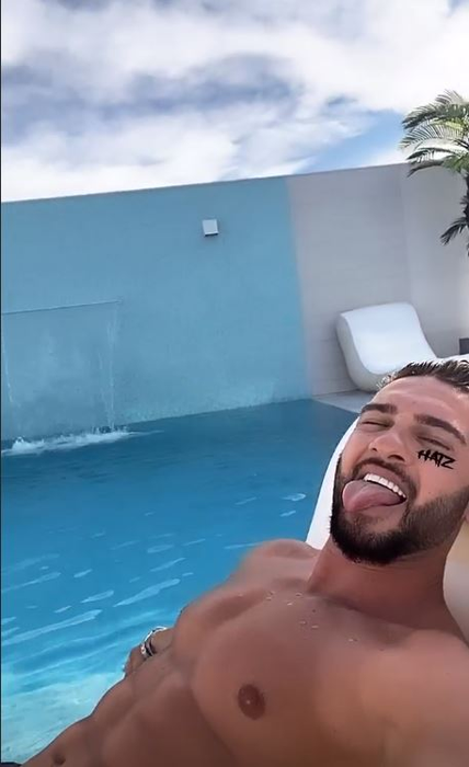 Râzi cu lacrimi! Ce comentariu i-a lăsat Codin Maticiuc lui Dorian Popa, după ce acesta s-a pozat în piscină de parcă merge pe apă ca Iisus! Răspunsul savuros al cântărețului