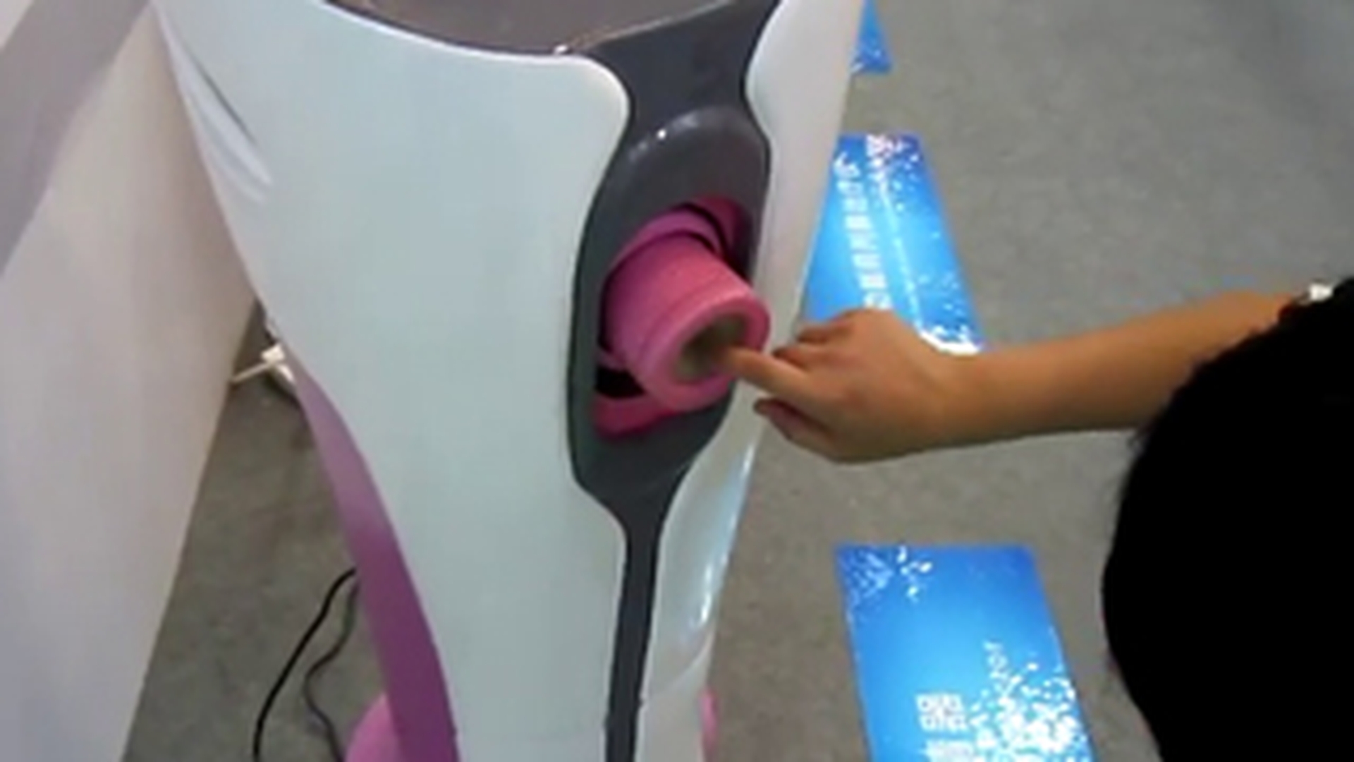 Video de senzatie! Nici nu te chinui sa ghicesti ce e asta! Asa arata cel mai modern colector de sperma din Japonia!