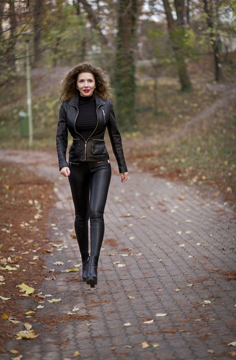 Carmen Brumă a răbufnit după ce a fost criticată pentru că a pozat sexy în balcon! Mesajul transmis și imaginea HOT făcută publică