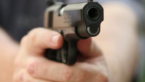 Bătrână, atacată cu pistolul de către o vecină de 23 de ani!