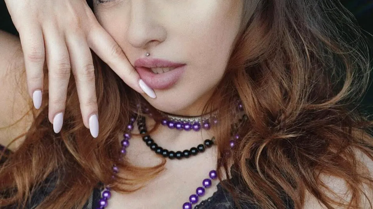 Pozau în cuplul perfect, dar iubitul îi făcea viața un coșmar! O cântăreață din România și-a făcut curaj și a rupt tăcerea: „Am avut coșmaruri nopți la rând”