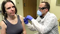 Prima persoană din lume vaccinată împotriva noului coronavirus: ”E o șansă uriașă pentru mine”
