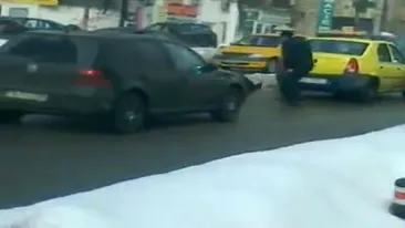 Bataie in trafic, la Craiova! Un taximetrist s-a incaierat cu un pieton! Si-au carat pumni pana unul din ei a cazut lat!