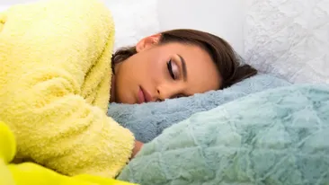 Motivul pentru care NU este bine să dormi machiată. Avertismentul specialiștilor