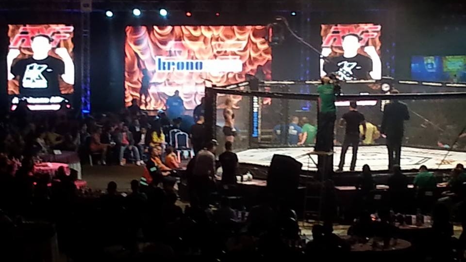 Xena de Romania, ardeleanca care se lupta in cusca, a luat bataie in ultima gala! “Totusi e MMA, nu balet!”