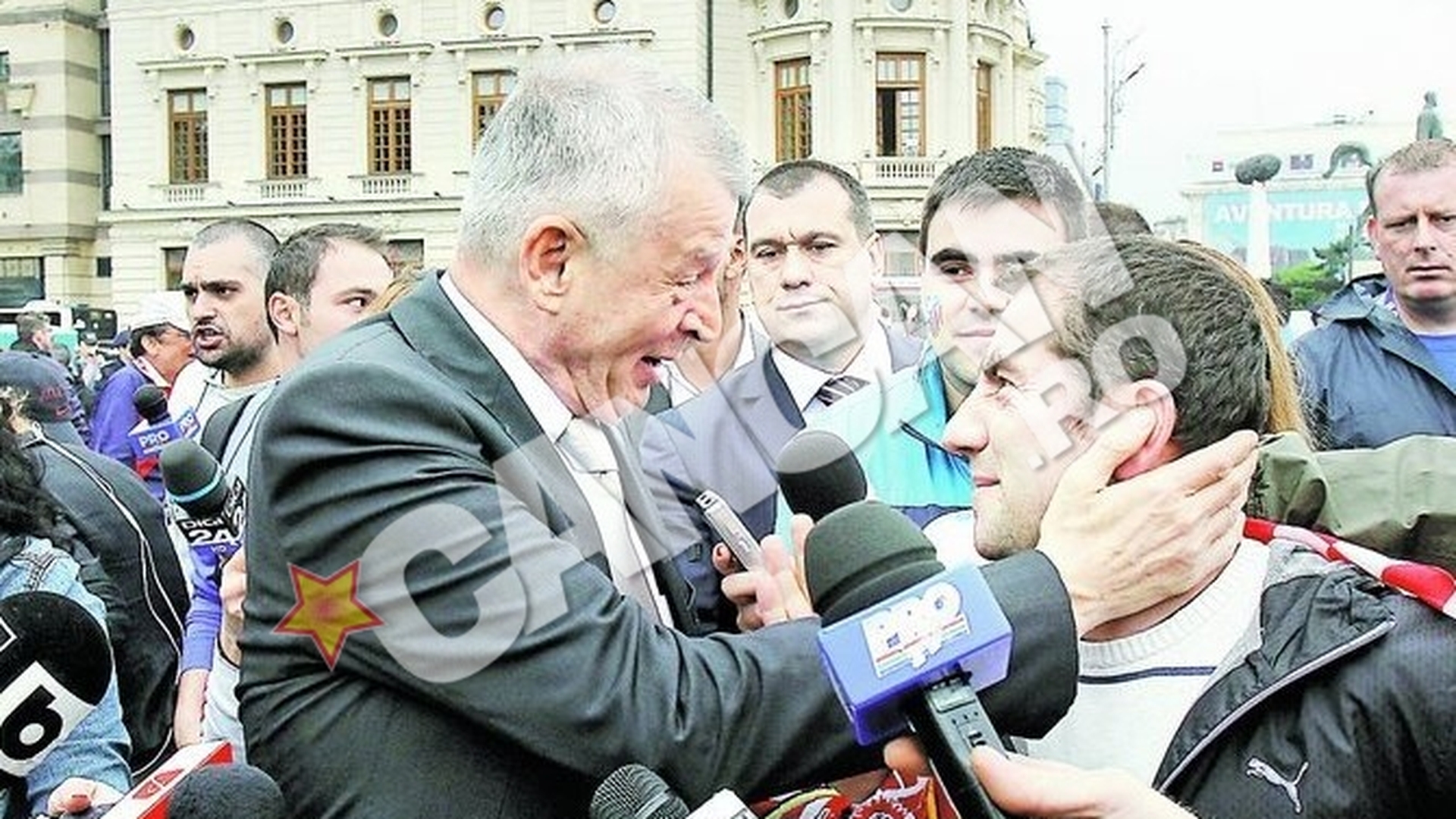 Peste 500 de suporteri au petrecut in Piata George Enescu. Oprescu, "El alcalde de Bucharest"
