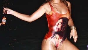 Uite-o pe Rihanna beata in piscina! S-a distrat cu prietenii pana dimineata!