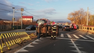 Accident grav în Argeș! Un autoturism a fost izbit de în plin de un TIR și răsturnat pe carosabil
