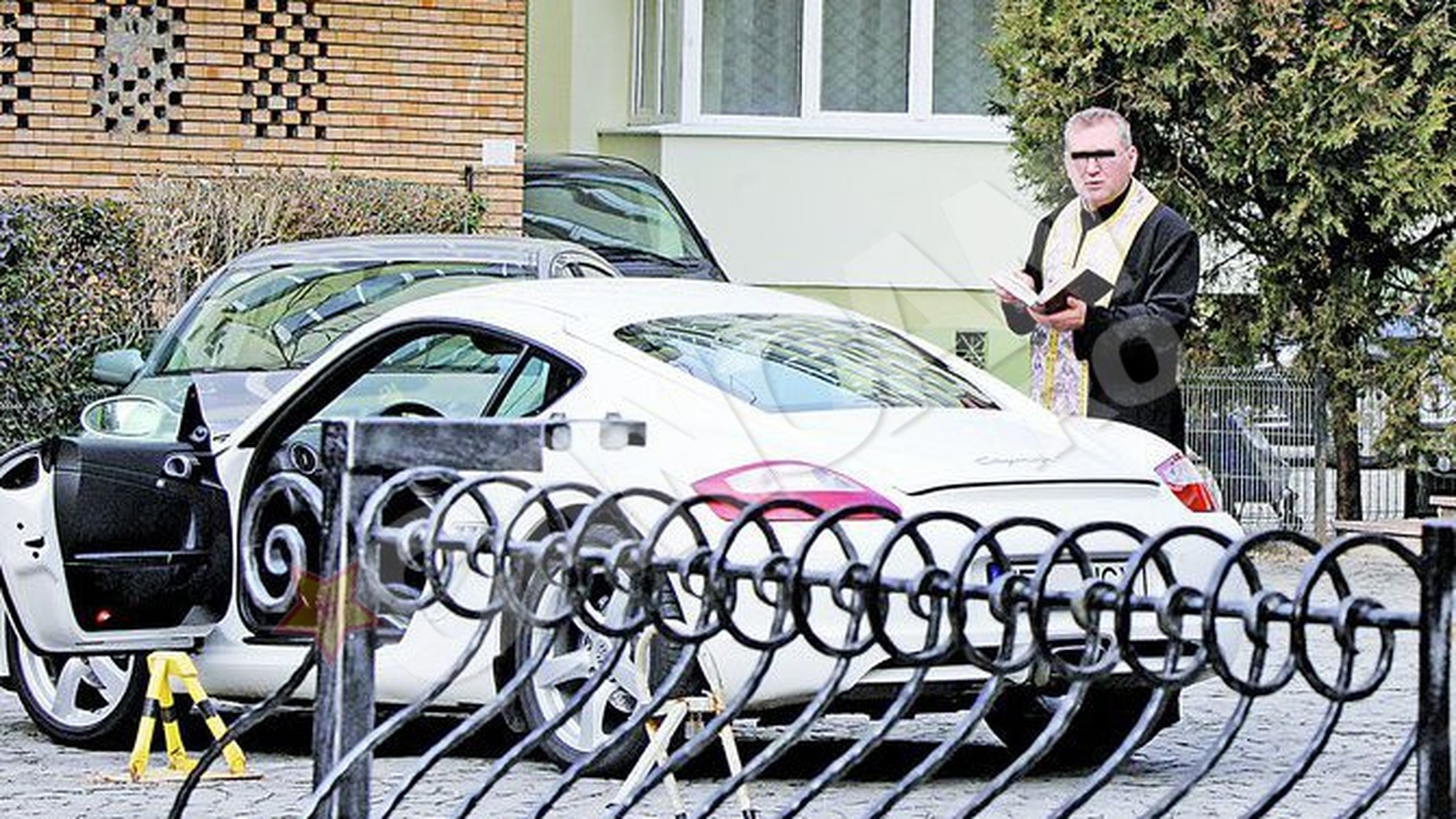 Si-a dus bolidul la biserica sa-l scape de blesteme! Oana Zavoranu si-a sfintit masina