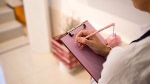 Alimentele care ar putea dispărea de pe rafturile magazinelor. Deși sunt nocive pentru organism, românii le cumpără
