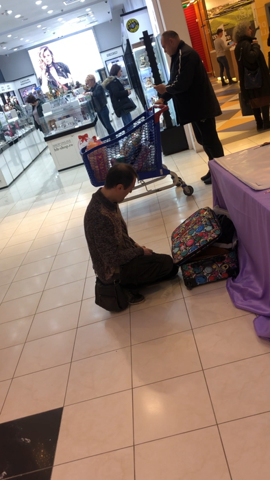 Aflat la mall, Călin Geambașu s-a pus în genunchi în fața unei hostese