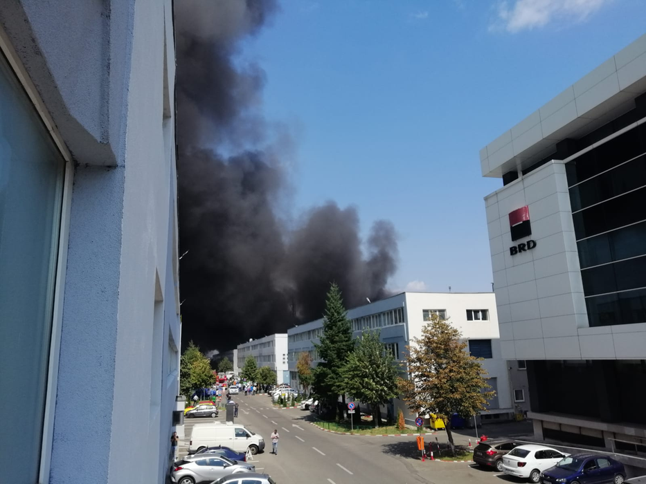 VIDEO. Incendiu puternic pe Strada Biharia din București. „Arde o hală, în întregime”. A fost transmis mesaj prin Ro Alert pentru protecția populației