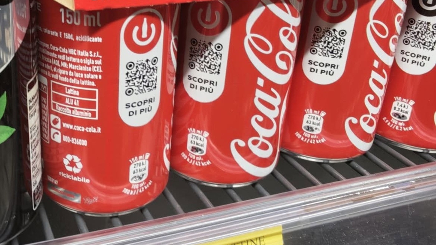 Coca Cola a scos doze de doar 150 ml. Reacția unei românce: "Dintr-o înghițitură le-ai dat gata". Cât costă