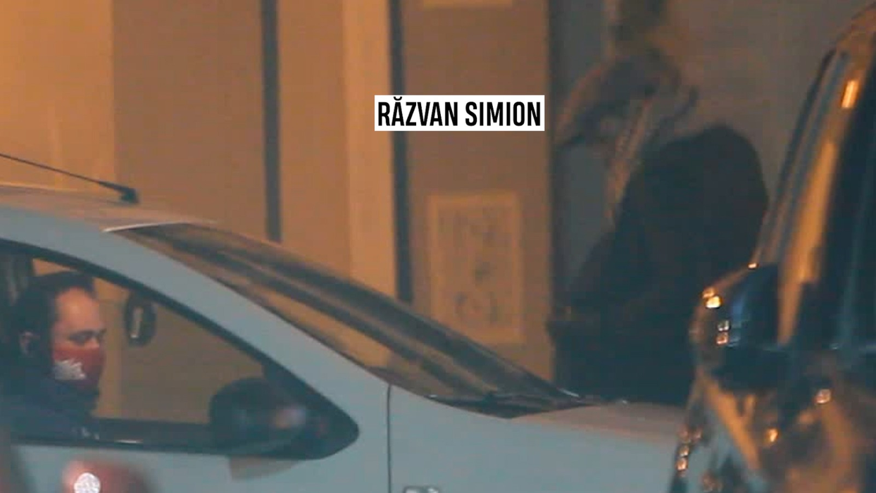 Răzvan Simion, înainte de a se urca în Uber, la plecare