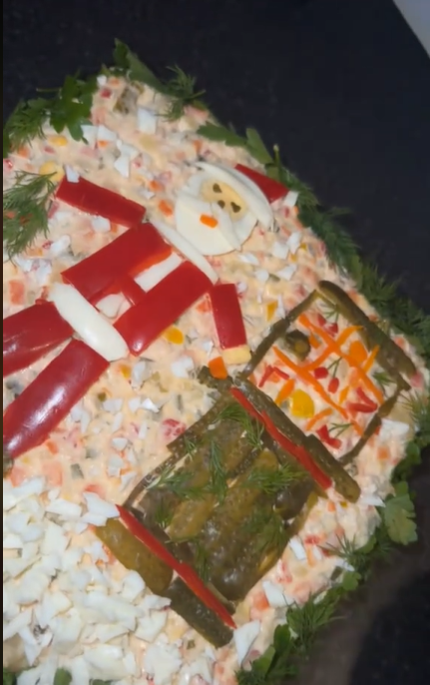 Ce a putut să scrie o tânără pe salata boeuf, de Crăciun / Foto: Captură Video TikTok