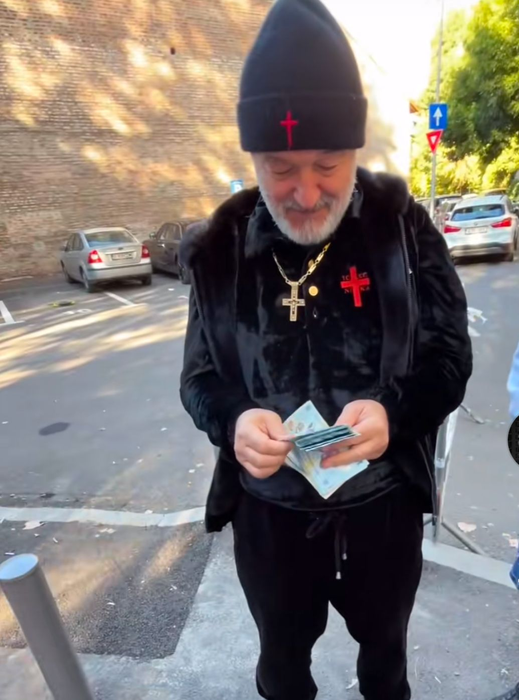 Gigi Becali a împărțit bani elevilor unui liceu din București/ sursă foto: TikTok