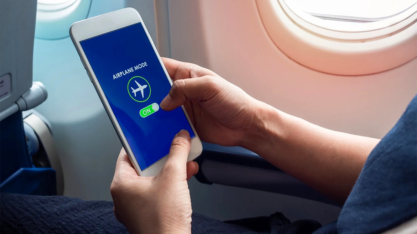 Motivul real pentru care trebuie să opriți telefoanele mobile sau să le setați pe "modul avion" atunci când zburați