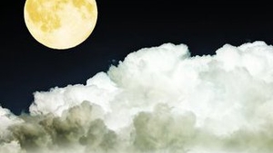 Luna miroase a praf de pusca
