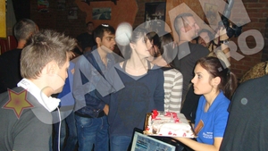 Chef de chef de ziua lui Sore, intr-un club din Pitesti! Membrii trupei Lala Band au dansat “trenuletul” si s-au urcat pe mese!