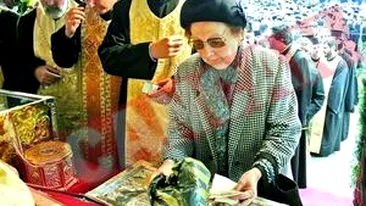 A pacalit jandarmii ca sa ajunga prima la sfintele moaste