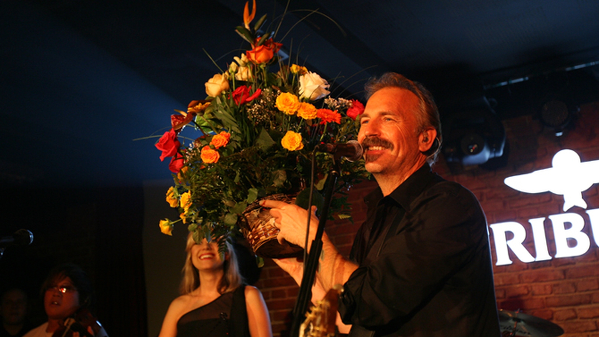 Kevin Costner a ras de gafa organizatorilor concertului sau: "Calul meu o sa se bucure de florile astea!"