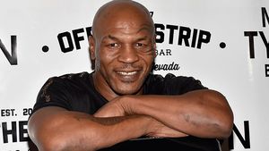 MIKE TYSON, păzit mai ceva ca un şef de stat! Din coloana oficială au făcut parte un Rolls Royce şi un Cadillac! Imagini realizate în această seară, în Bucureşti