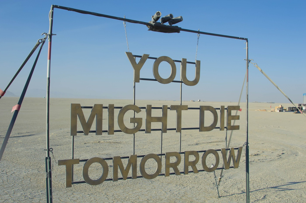 „Ai putea muri mâine” - mesaj afișat la Burning Man. Sursa: Profimedia