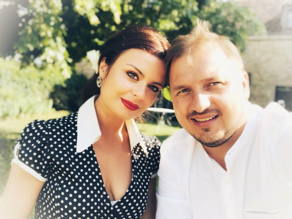 O artistă cunoscută de la noi s-a căsătorit în secret: “Luată și dusă în lume”. Primele poze cu rochia de mireasă