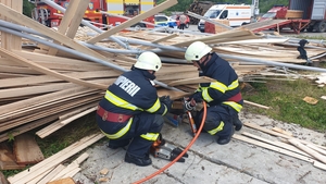 Accident cumplit într-o fabrică din Prahova. Patru persoane au fost prinse sunt o schela prăbușită