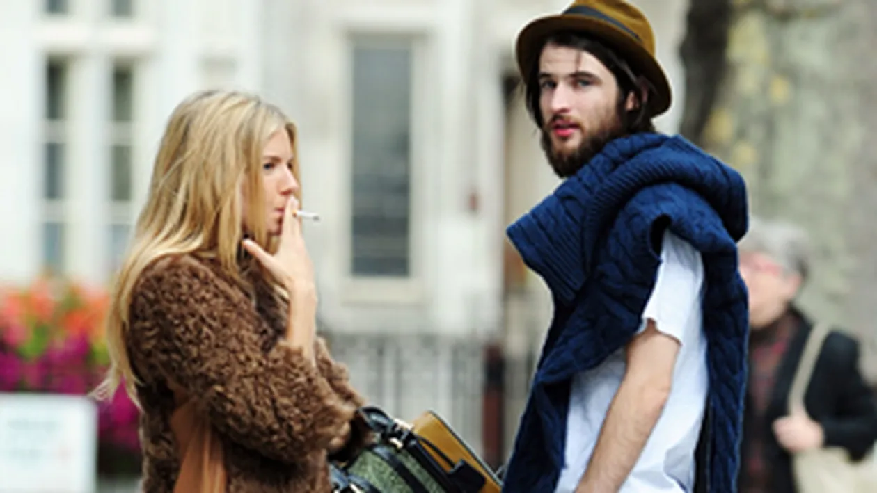 Sienna Miller, cam plictisita de iubit! Il saruta fara chef