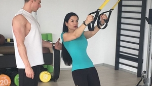 BRIGITTE SFĂT trage din greu în sala de fitness! Bruneta şi-a arătat abdomenul, după ce a slăbit foarte mult
