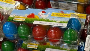 Nu este o eroare! Câți lei costă o cutie cu 10 ouă vopsite, în Mega Image din București