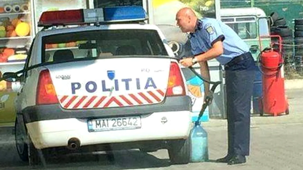Gest incalificabil! Un politist roman a dosit un recipient după autoturismul Poliţiei şi l-a umplut cu benzină!