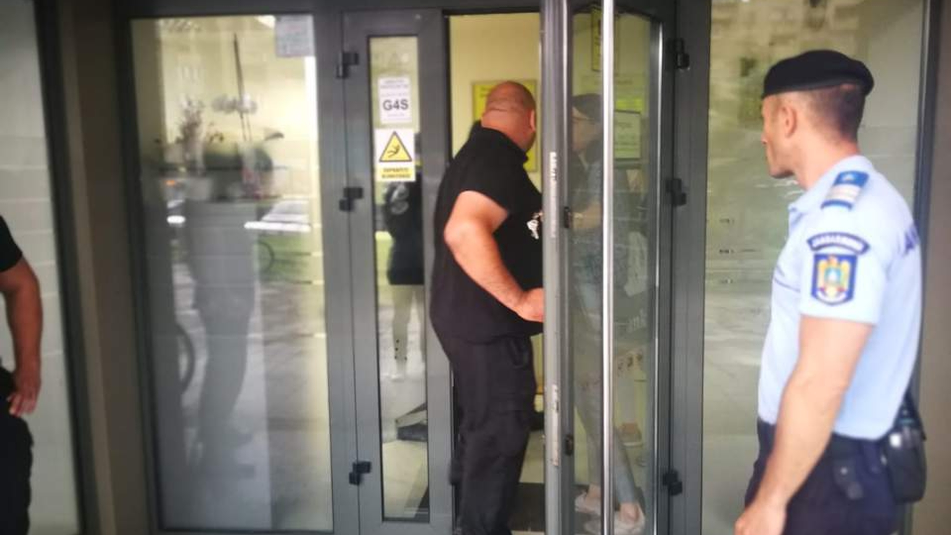 Un bărbat cu faţa acoperită şi înarmat cu un pistol a încercat să jefuiască o bancă din Cluj
