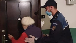 Care a fost reacția a doi polițiști din Iași atunci când o bătrână a dorit să ajungă la bancă pentru a-și încasa pensia