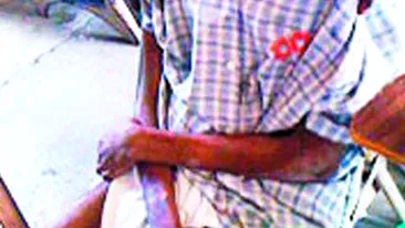 A stat o luna sub ruine