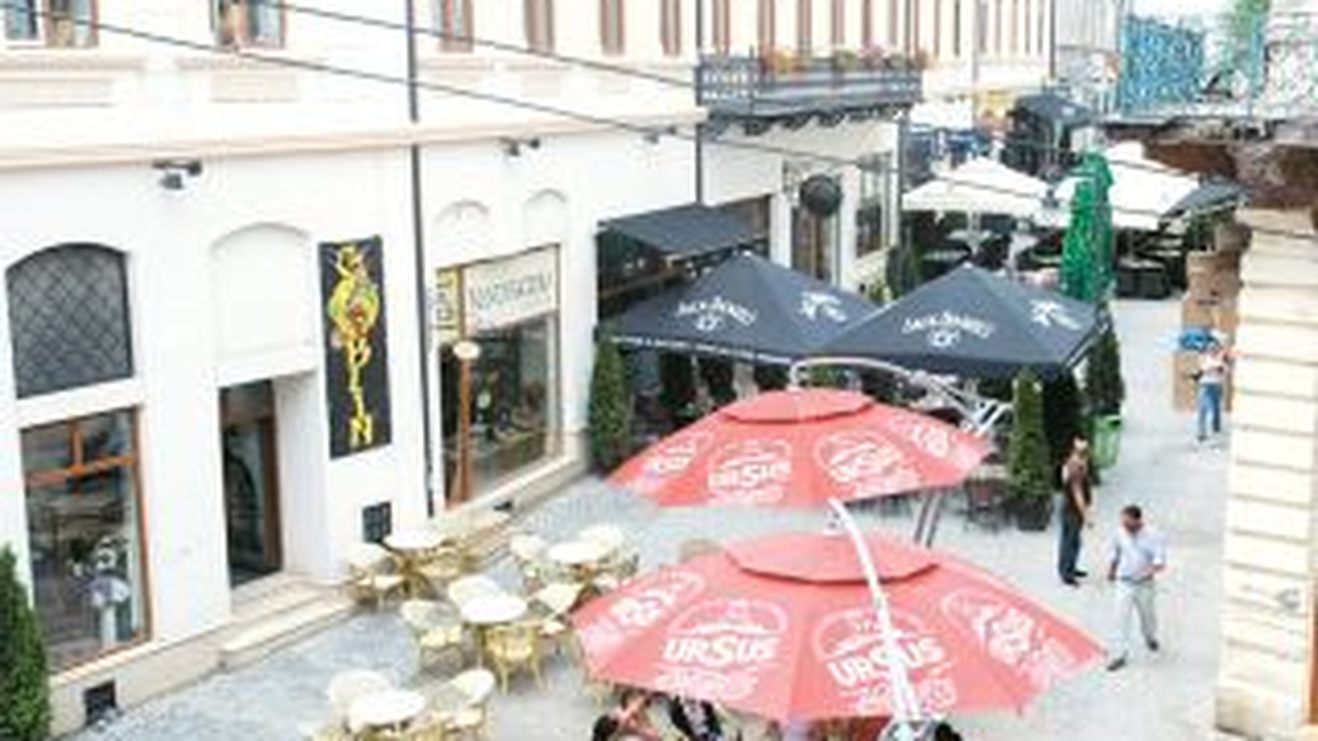 Adio mici si terase cu scaune de plastic in Centrul Istoric al Bucurestiului
