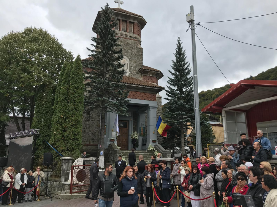 În fața lăcașului de cult în care urmează să aibă loc cununia religioasă a fostului principe Nicolai s-au strâns deja zeci de persoane