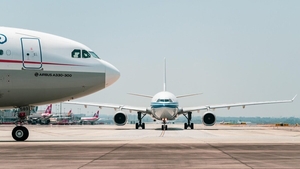 O româncă a rămas blocată într-un avion, după un atac cu drone. Ce se auzea, pe filmare, în timpul haosului de pe aeroportul din Copenhaga