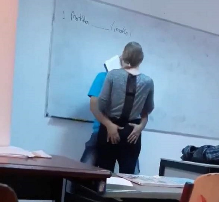 Noi imagini cu eleva și profesorul care se sărutau în clasă: ”Ea era întinsă pe catedră, cu picioarele în sus şi el era peste ea”
