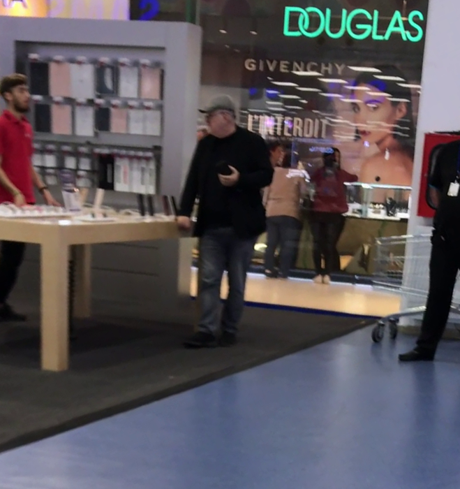 Florin Călinescu pare interesat să-și cumpere un alt telefon mobil