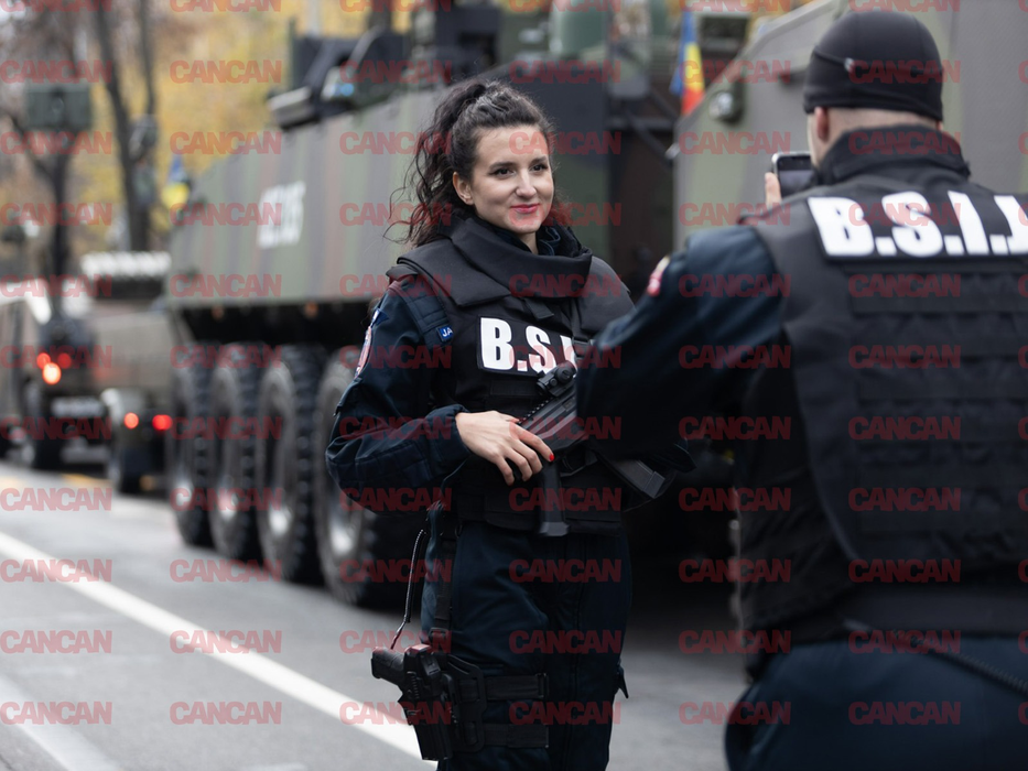 Imagini LIVE de la parada militară de 1 decembrie. Cum au apărut poliţistele la defilare. FOTO