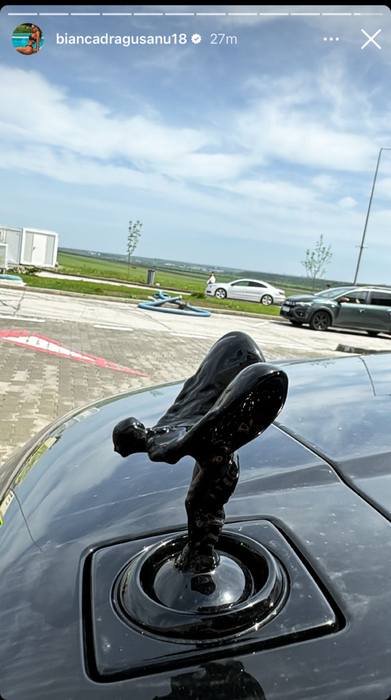 Vedeta nu s-a abținut și a fotografiat celebrul Spirit of Ecstasy și l-a pus pe Instagram