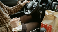 Ce amenzi riscă șoferii care mănâncă la volan. Anunțul făcut de purtătorul de cuvânt al Brigăzii Rutiere