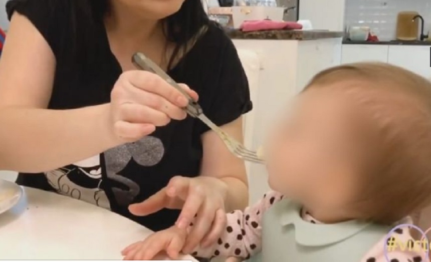 Gabriela Cristea îi dă de mâncare fiicei din furculița ei