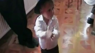 VIDEO super tare! Uite cat de amuzanti sunt puradeii astia cand danseaza pe muzica tiganeasca!