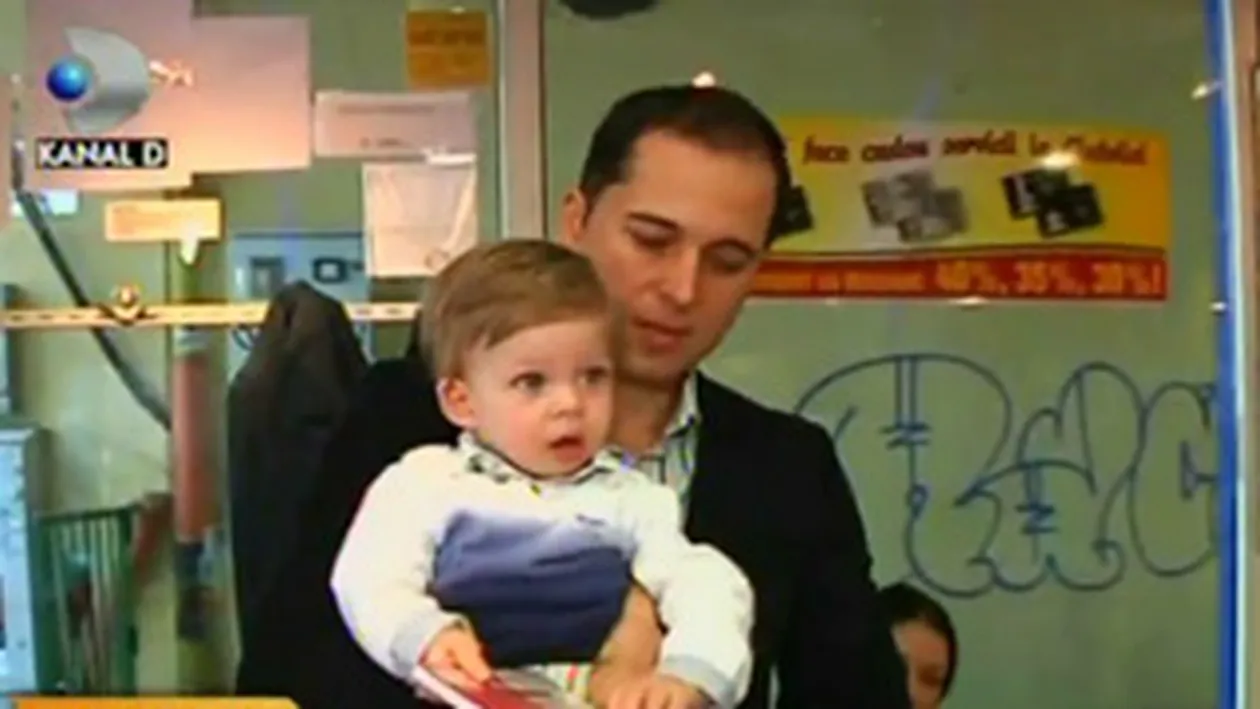 VIDEO Dinu si Deea Maxer si-au dus baietelul pentru prima data la stilist! Afla ce cariera isi doresc pentru Andreas!