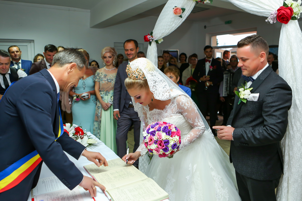 Nuntă mare la Ulmeni, judeţul Maramureş, unde primarul localităţii, Lucian Morar, s-a căsătorit cu Ioana Pricop, cântăreaţă de muzică populară.