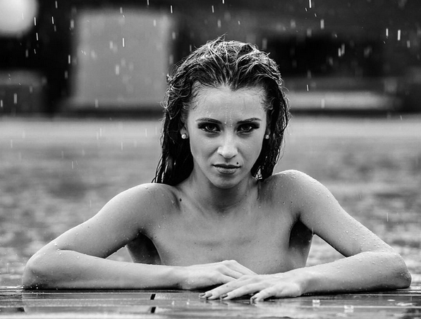 ANA MARIA BARNOSCHI, apariţie senzuală la piscină! Cum arată fosta „parteneră” a lui LIVIU VÂRCIU!